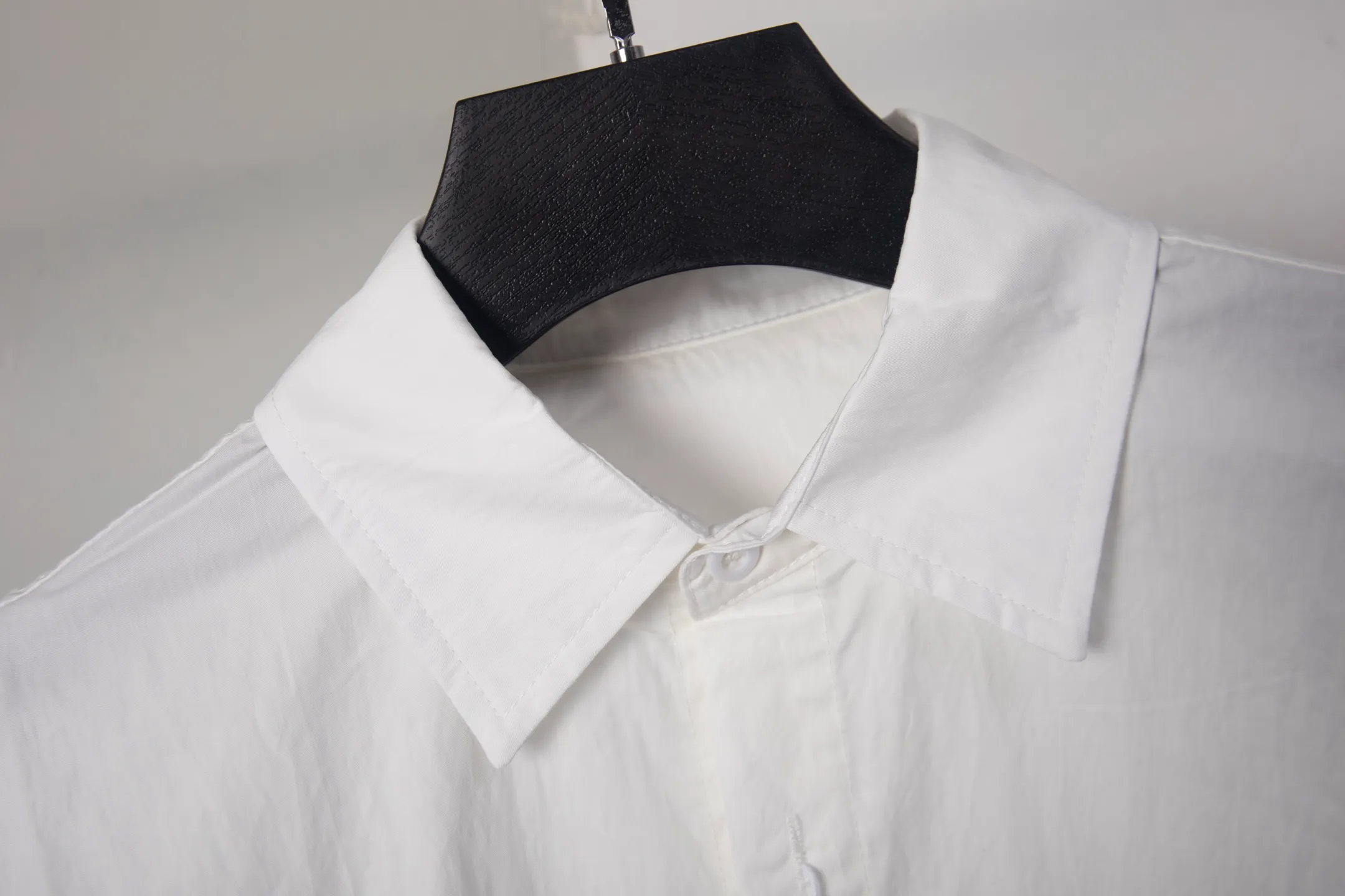 Model No. DZ 49 AMi love embroidered shirt jacket. Multiple designs. Fundraising for half a month. Conscientious production. High-quality twill Oxford cloth shirt fabric. Imported machine with full heavy-duty embroidery. Internet celebrity Hot Sale. Large factory flow workmanship. Neat and orderly needlework. Loose os version. Versatile style. Couple style. Tag. Hanging grain. Washing. Main wheat. Packaging. Full set of auxiliary materials. 📦 All details are real shots without beauty filters. Buy with confidence📷 colour:Black White size:s m l xl